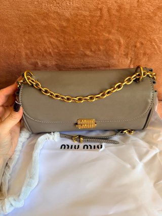 Borsa Miu Miu elegante grigio e oro