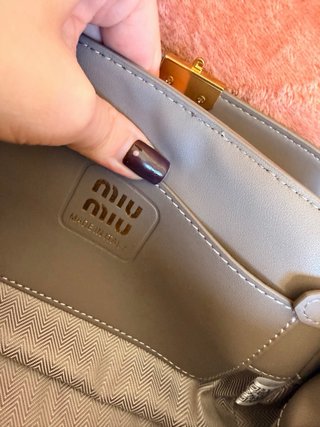 Borsa Miu Miu elegante grigio e oro