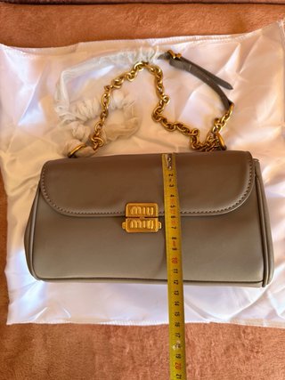 Borsa Miu Miu elegante grigio e oro