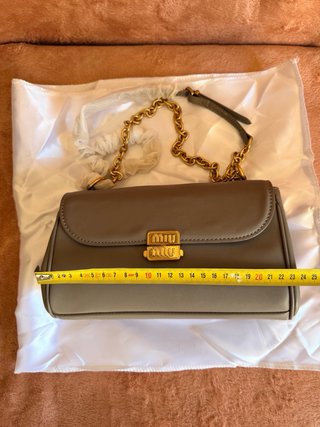 Borsa Miu Miu elegante grigio e oro