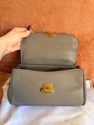 Borsa Miu Miu elegante grigio e oro