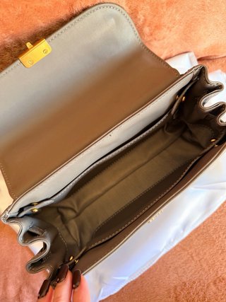 Borsa Miu Miu elegante grigio e oro