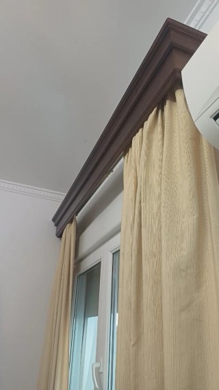 3 galerías con cortinas y visillo.