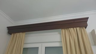 3 galerías con cortinas y visillo.