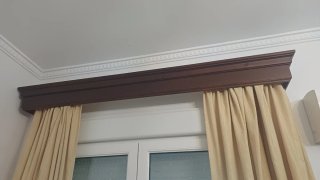 3 galerías con cortinas y visillo.