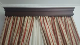 3 galerías con cortinas y visillo.