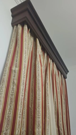 3 galerías con cortinas y visillo.