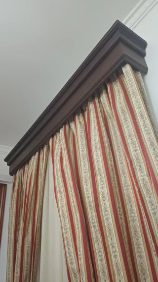 3 galerías con cortinas y visillo.