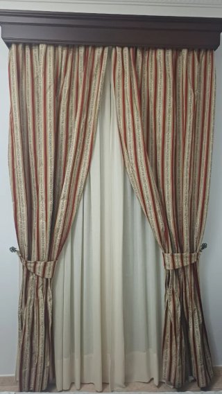 3 galerías con cortinas y visillo.