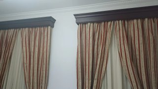 3 galerías con cortinas y visillo.