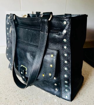 Bolso negro cuero tachuelas