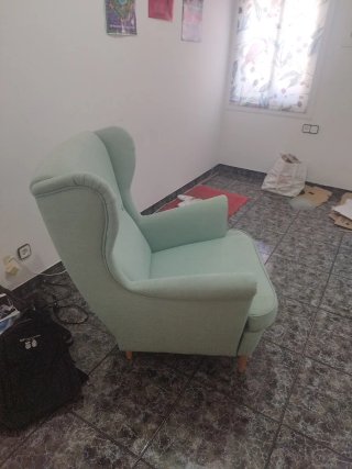 Sillón de tela verde menta