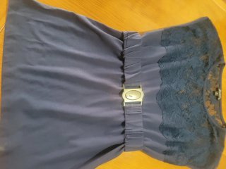 Blusa azul con encaje y hebilla