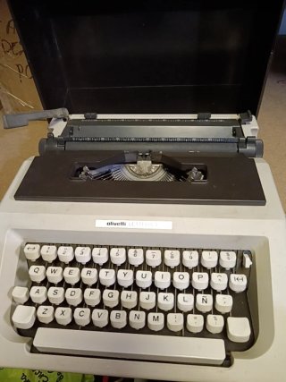 Máquina de escribir Olivetti Lettera 40