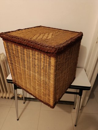 Baúl de mimbre decorado con flores