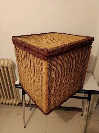 Baúl de mimbre decorado con flores