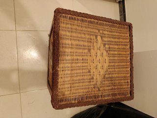Baúl de mimbre decorado con flores