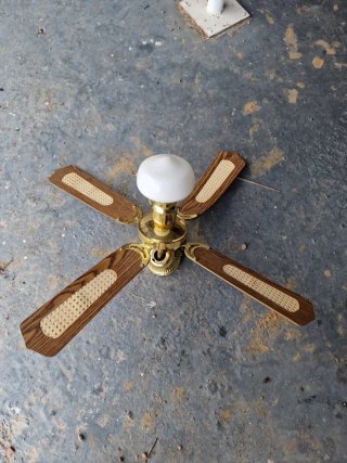Lámpara Ventilador Dorada con Luz