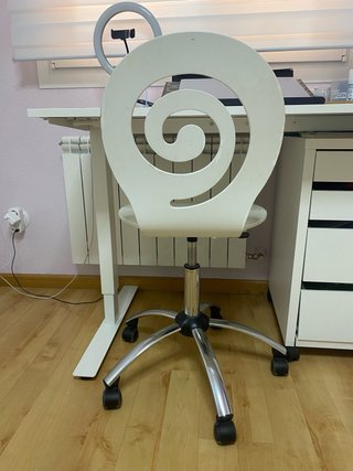 Silla de oficina blanca con espiral