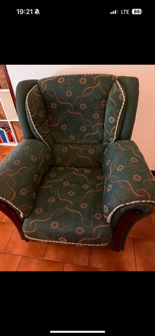 2 sillones de tela y madera