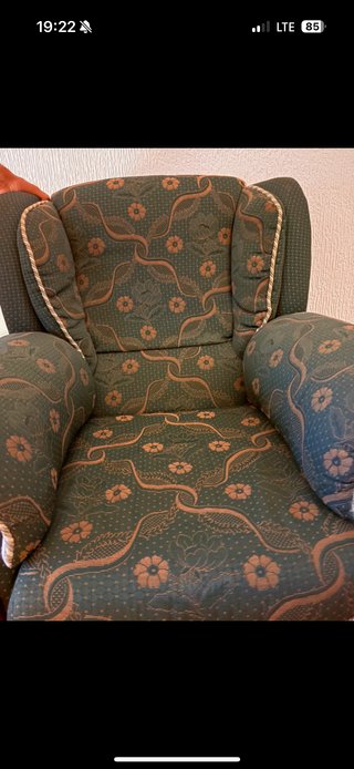 2 sillones de tela y madera