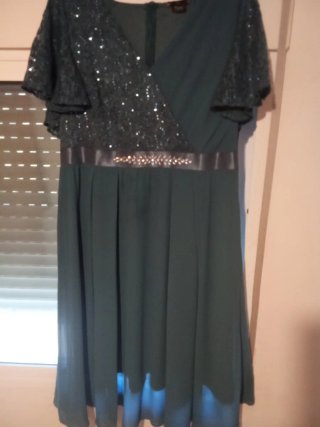 Vestido de fiesta verde con lentejuelas puesto 1ve