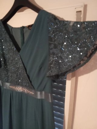Vestido de fiesta verde con lentejuelas puesto 1ve