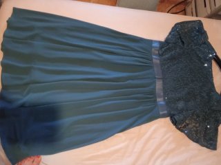 Vestido de fiesta verde con lentejuelas puesto 1ve