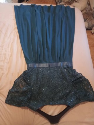 Vestido de fiesta verde con lentejuelas puesto 1ve