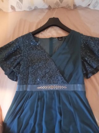 Vestido de fiesta verde con lentejuelas puesto 1ve