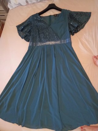 Vestido de fiesta verde con lentejuelas puesto 1ve