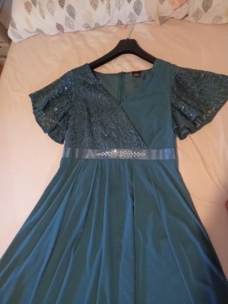 Vestido de fiesta verde con lentejuelas puesto 1ve