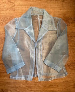 Vestido de tirantes azul cielo con chaqueta
