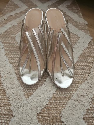 Sandalias plateadas y transparentes
