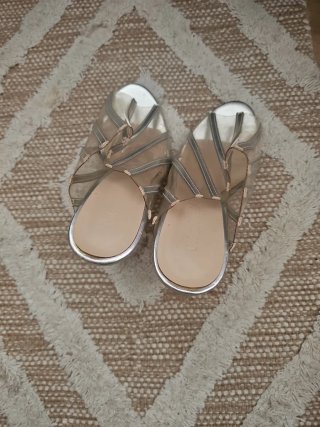 Sandalias plateadas y transparentes