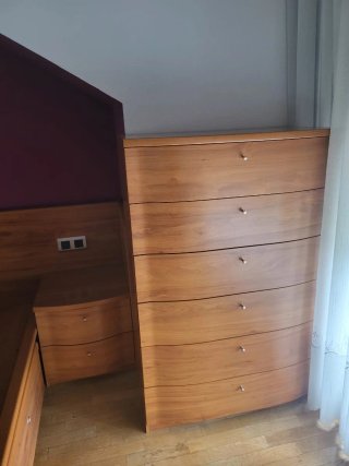 Habitación completa: Cama, mesitas, cabecero y sin