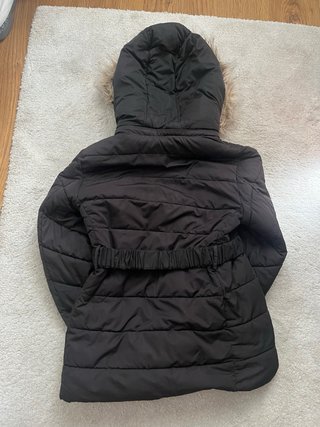Abrigo plumífero negro con capucha