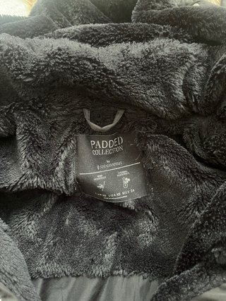 Abrigo plumífero negro con capucha