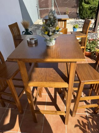 Set de mesa alta y sus banquillos