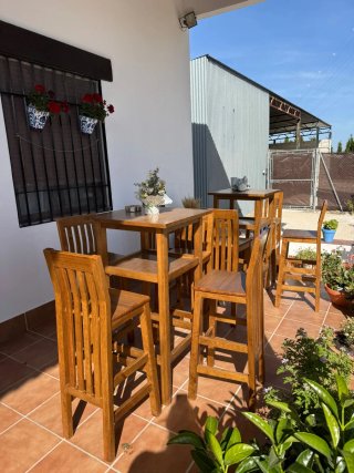 Set de mesa alta y sus banquillos