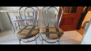 Mesa Cocina + 2 Sillas + 2 banquetas.