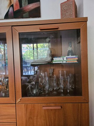 Aparador vitrina nórdico moderno, madera y cristal