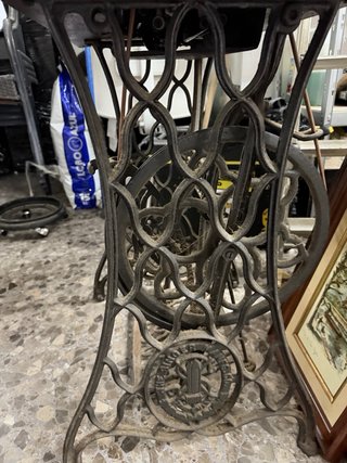 Máquina de coser Singer antigua con mueble