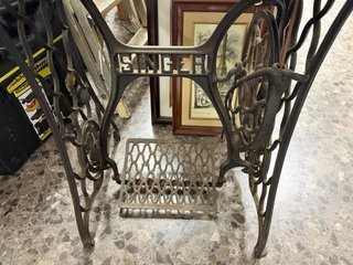 Máquina de coser Singer antigua con mueble