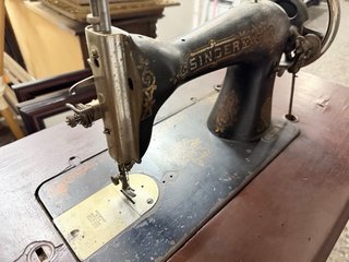 Máquina de coser Singer antigua con mueble
