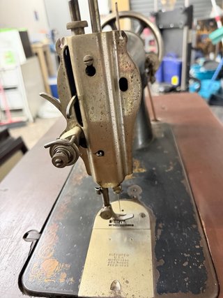 Máquina de coser Singer antigua con mueble
