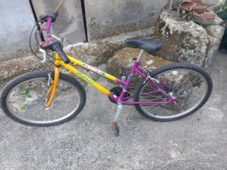 Bicicleta de montaña vintage morada y amarilla
