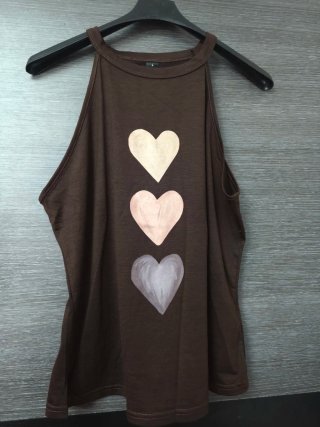 Camiseta sin mangas con corazones