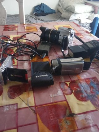Lotto di 3 fotocamere Canon, Toshiba + accessori