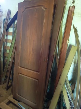 Puerta de madera con molduras
